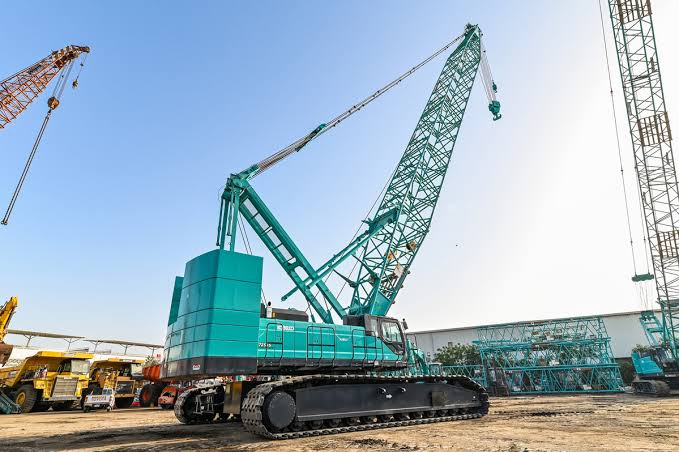 Lattice-boom crawler crane erecting steel